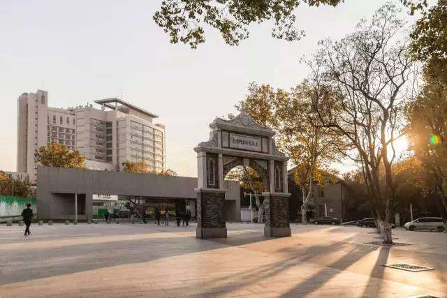 南京藝術(shù)學(xué)院是名校嗎考上很牛嗎?學(xué)院是幾本一年學(xué)費(fèi)多少錢(qián)貴嗎